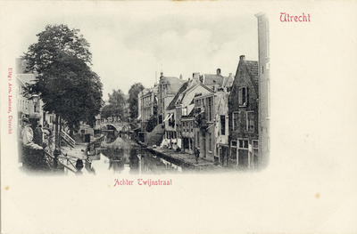 1858 Gezicht op de Oudegracht te Utrecht met rechts de Werf aan de Twijnstraat en op de achtergrond de Vollersbrug.N.B. ...